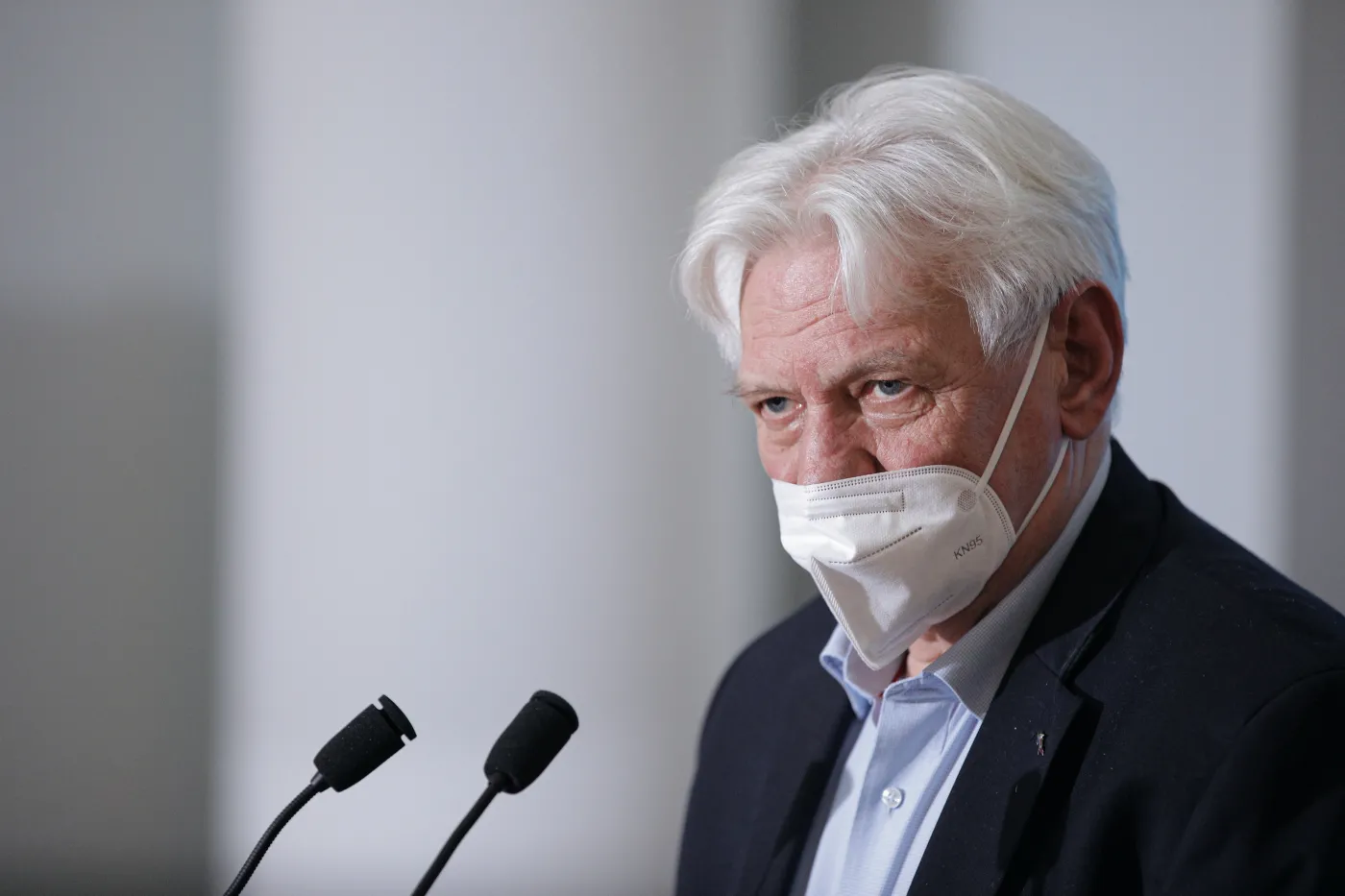 Prof. Horban "do znudzenia": Galeria handlowa i połowa osób bez masek...