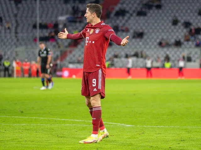 Fotel lidera stawką "Der Klassiker". Pojedynek Lewandowskiego z Haalandem