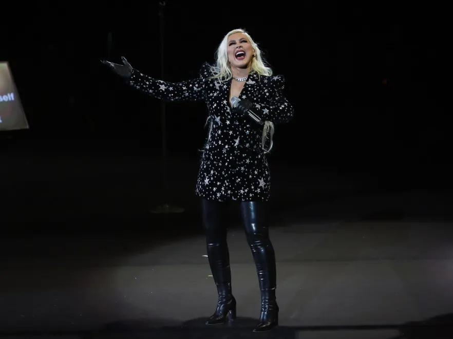 "Schudła, ale nie na tyle, żeby nosić takie spodnie". Internauci krytykują stylizację Christiny Aguilery. FOTO