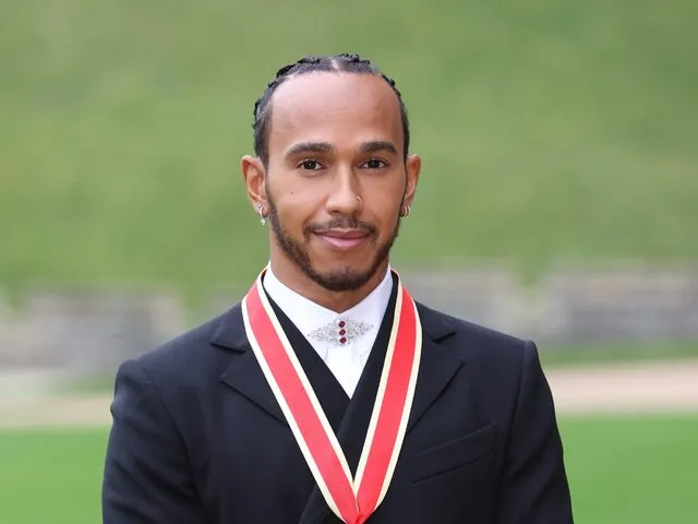 Sir Lewis Hamilton. Kierowca F1 poszedł w ślady innych mistrzów