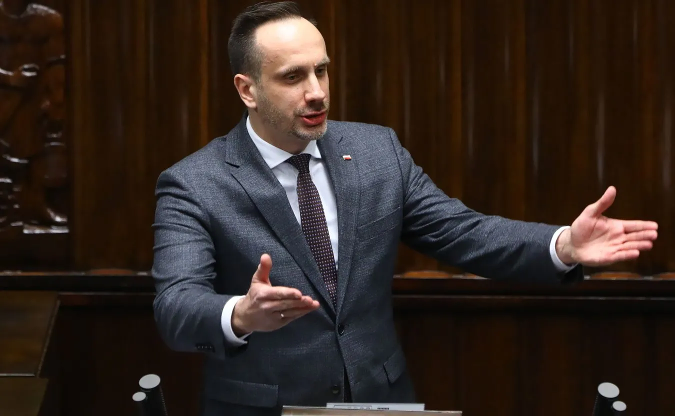 Janusz Kowalski promuje w Sejmie swoją książkę. "Drożyzna w UE ma twarz Tuska"