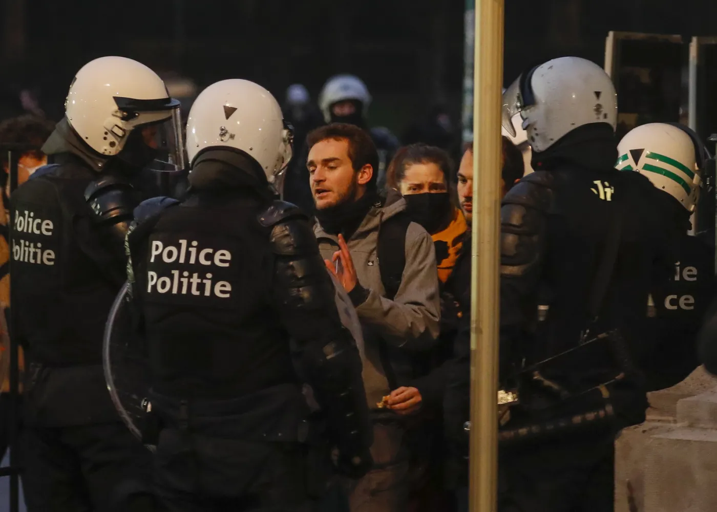 Starcia z policją podczas protestów przeciwko obostrzeniom w Brukseli