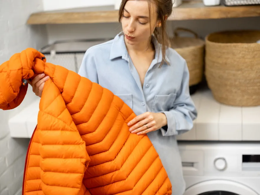 Puchową kurtkę można uprać samemu. Trzeba tylko pamiętać o kilku zasadach - oto one