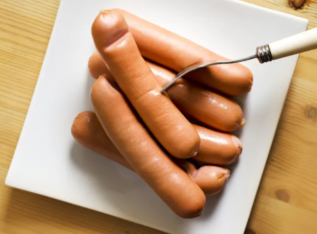 Kobieta wkładała haczyki wędkarskie do parówek, które zjadł pies jej znajomej