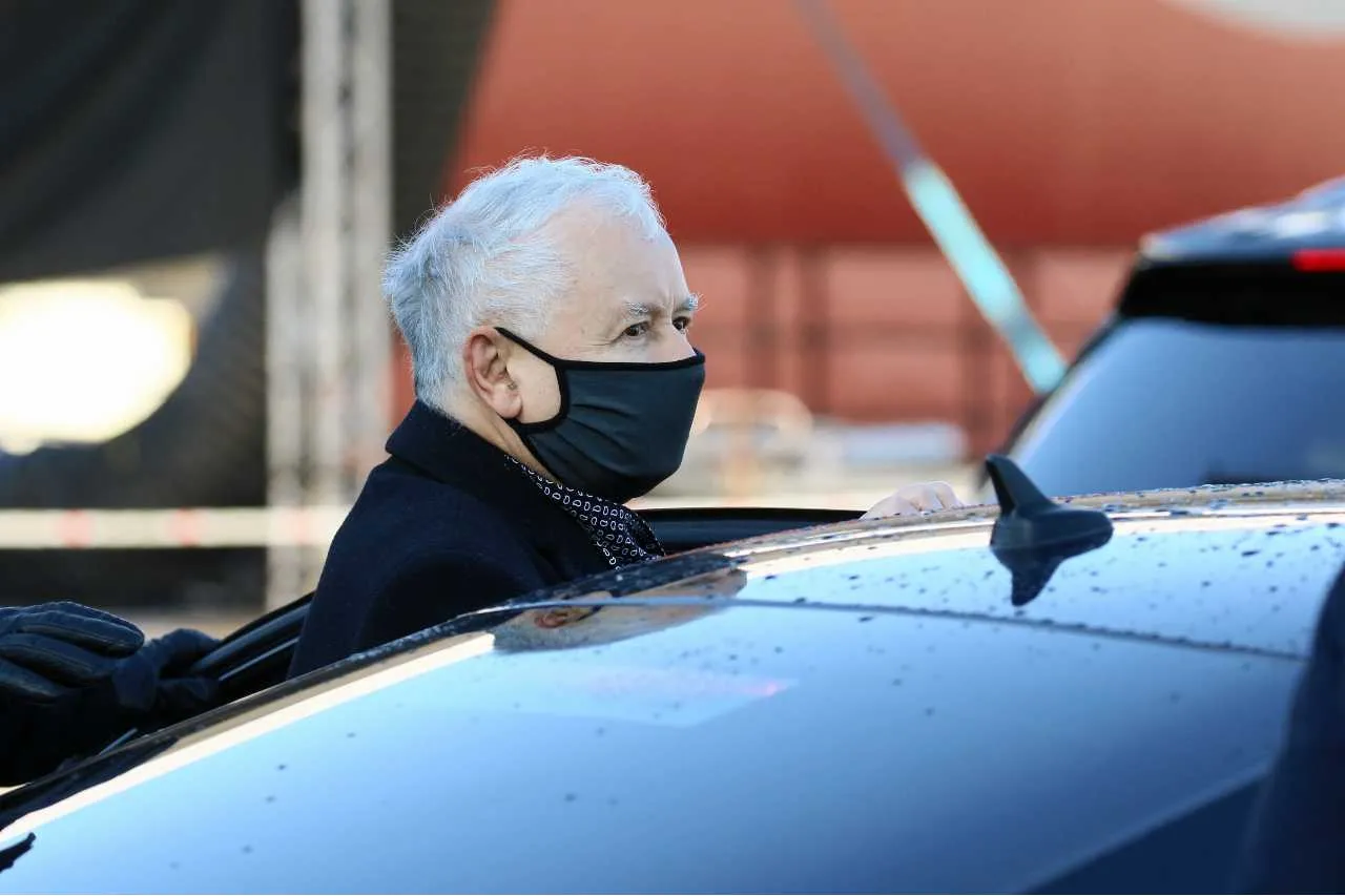 Prezes PiS o Pegasusie: Mogę tylko doradzić używanie takiego telefonu, jaki mam ja