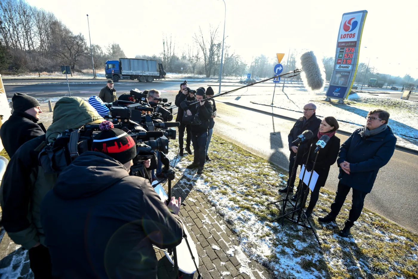 "Niepokojące informacje" w sprawie Lotosu. PO żąda informacji premiera