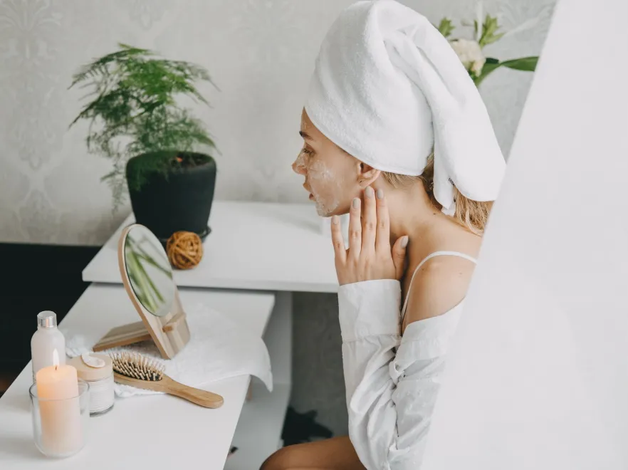 Po co skórze krem na dzień i na noc? Dermatolog wyjaśnia