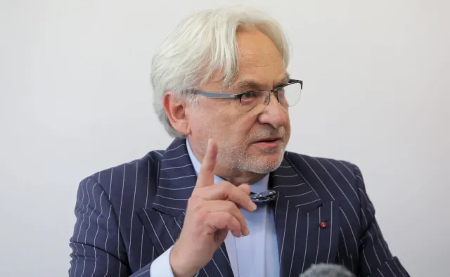 Prof. Maksymowicz: Codziennie wjeżdżają pojemniki na zwłoki. Przekroczymy 100 tys. zakażeń dziennie