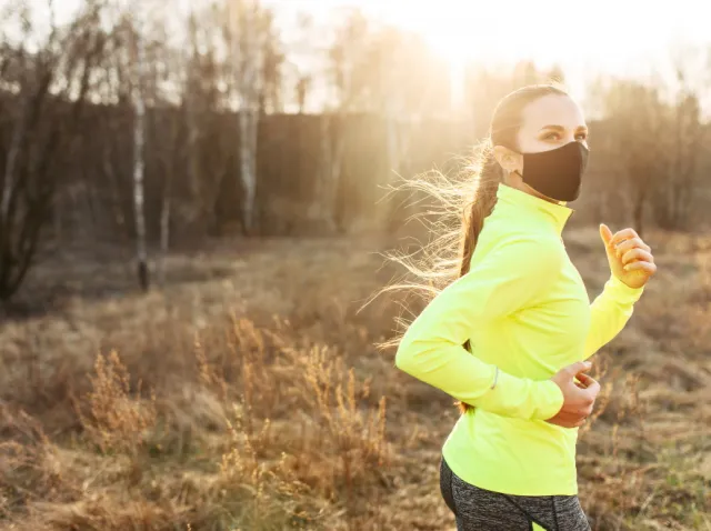 Aktywność fizyczna zmniejsza ryzyko ciężkiego przebiegu COVID-19. Jak ćwiczyć?
