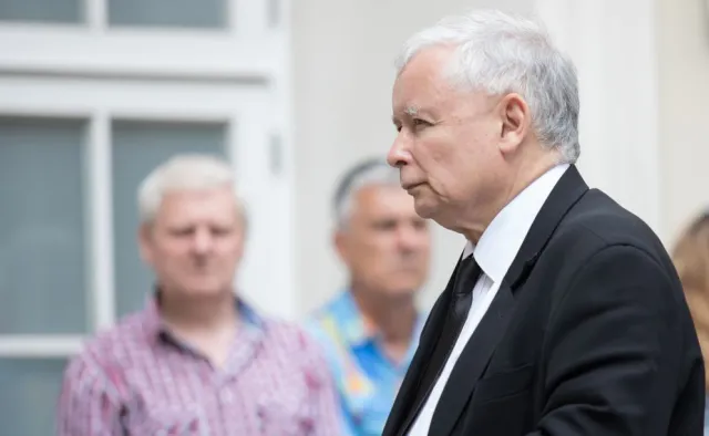 Jak mieszka Jarosław Kaczyński? "SE": Odrapane ściany, rozpadający się dach i piwo na parapecie