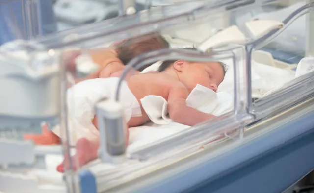 Czwarta fala pandemii nie zwalnia. Zapełniają się oddziały pediatryczne