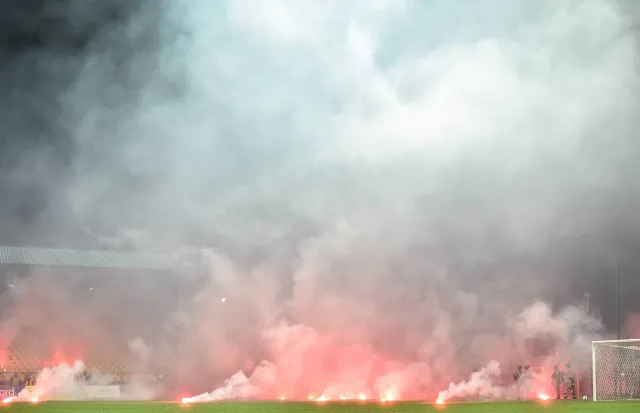 Skandal w Katowicach. Kibole GKS strzelali z rakietnic do fanów Widzewa [WIDEO]
