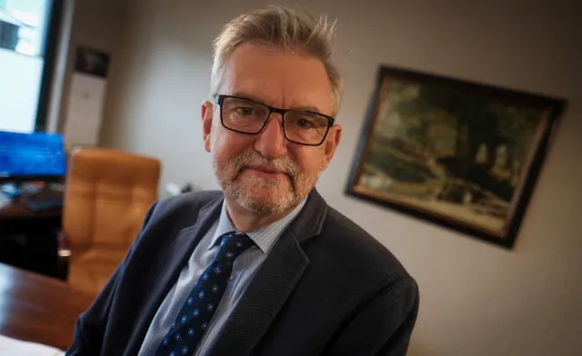 Prof. Witt: Nie możemy w tej chwili traktować COVID-19 jak grypy. To fatalny trop