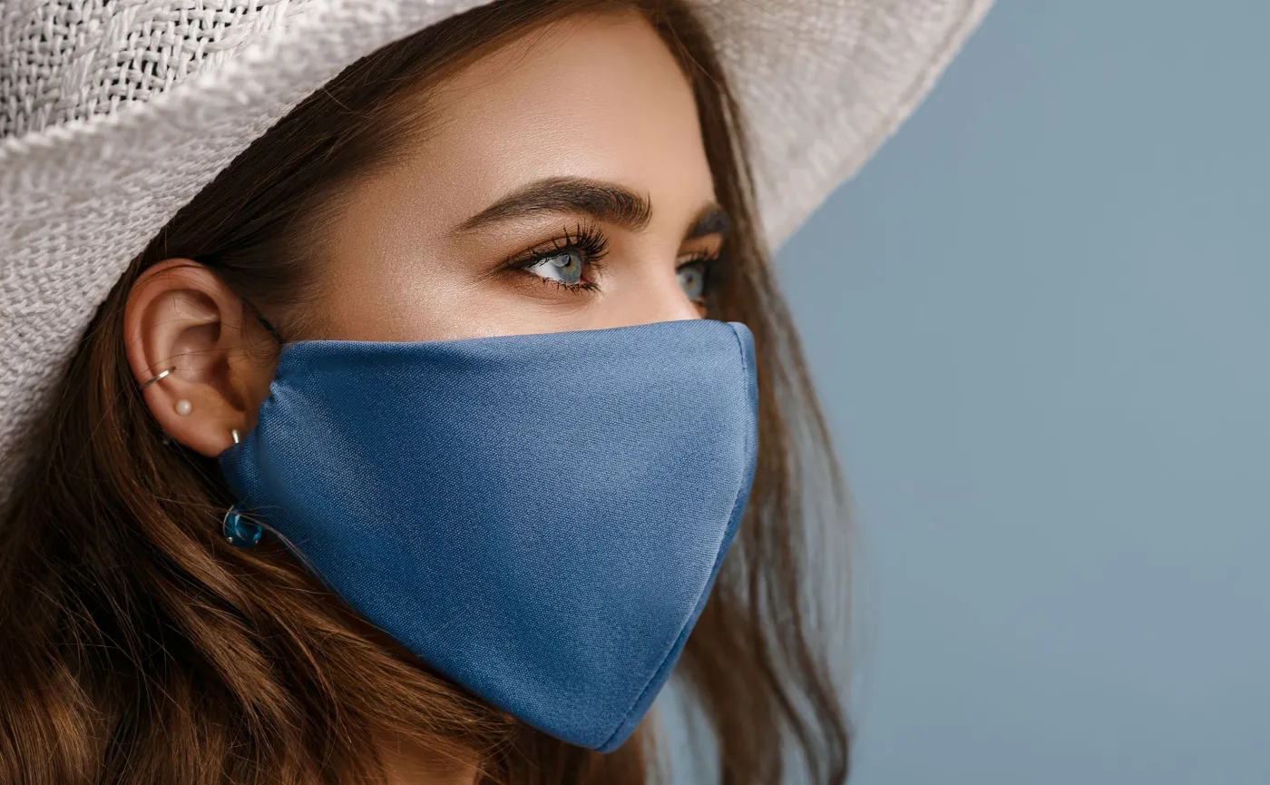 Od akcji "szyjemy maseczki" po ich pożegnanie. Jak Polacy nosili maseczki?