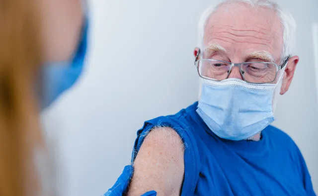 Seniorzy bezwzględnie powinni się szczepić na COVID-19