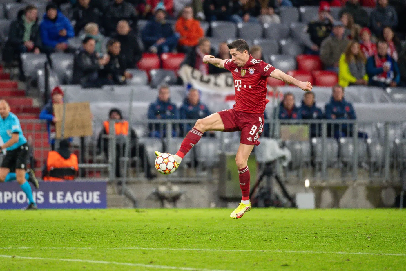 Pogrążona w kryzysie Barcelona zdeterminowana do zakupu Lewandowskiego