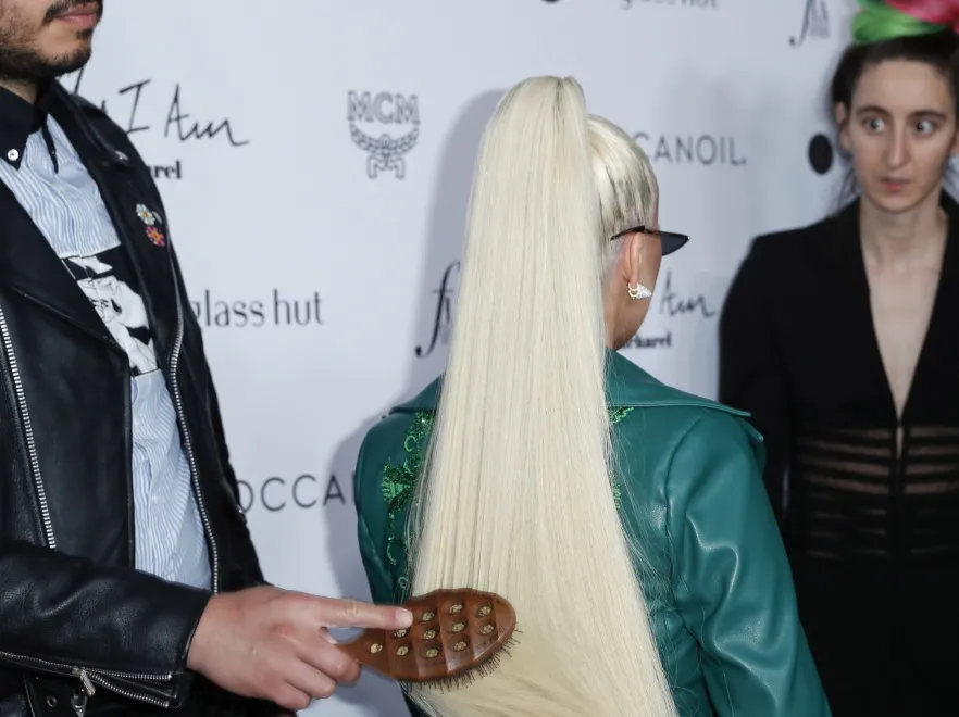 Dwoje asystentów dbało o wygląd Christiny Aguilery na "ściance", a internauci nie mają dla niej litości... FOTO