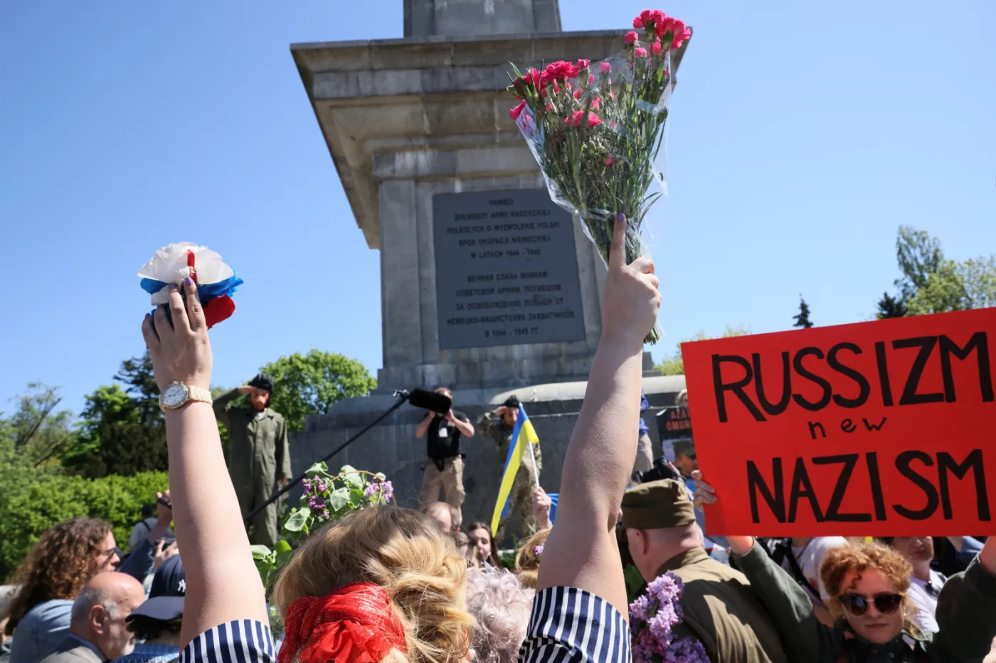 Billboardy przed Cmentarzem-Mauzoleum żołnierzy radzieckich. Przygotował je MSZ