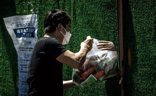 Życie w imię strategii "Zero Covid". Szanghaj szykuje się do wyjścia z lockdownu