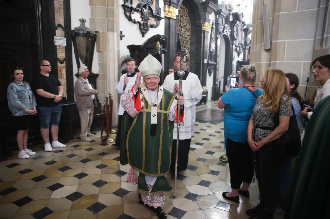 Abp Jędraszewski: Lech Kaczyński królom był równy