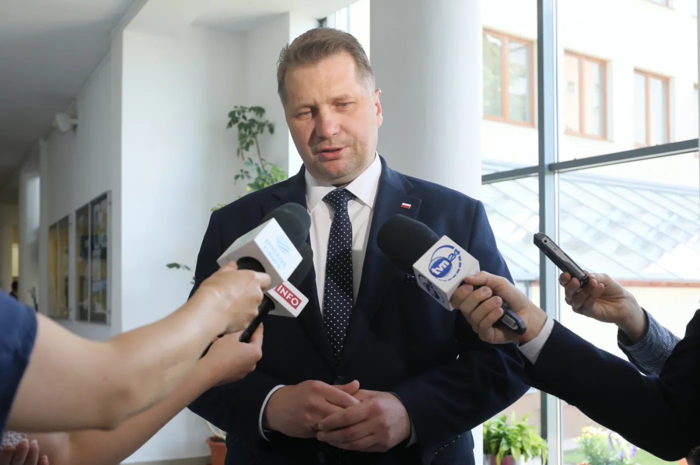 Czarnek broni podręcznika do HiT. "Antypolska pedagogika wstydu"