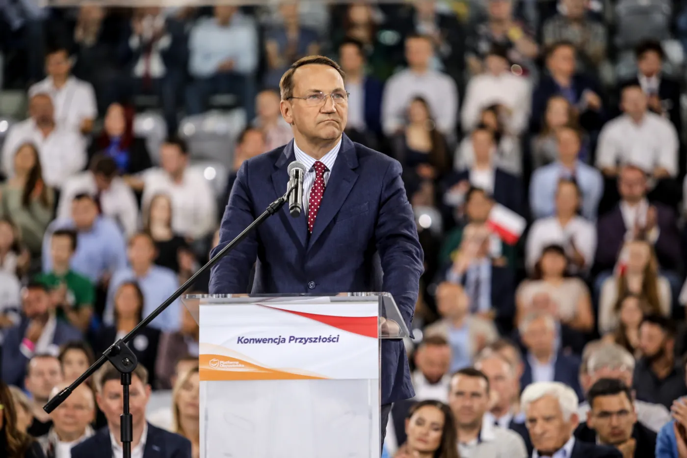 Sikorski mocno uderzył w PiS. "Szarańcza Misiewiczów i rdzewiejące ławeczki..."