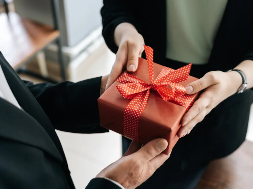 Prezentowa etykieta w biznesie, czyli co wręczać komu i kiedy?