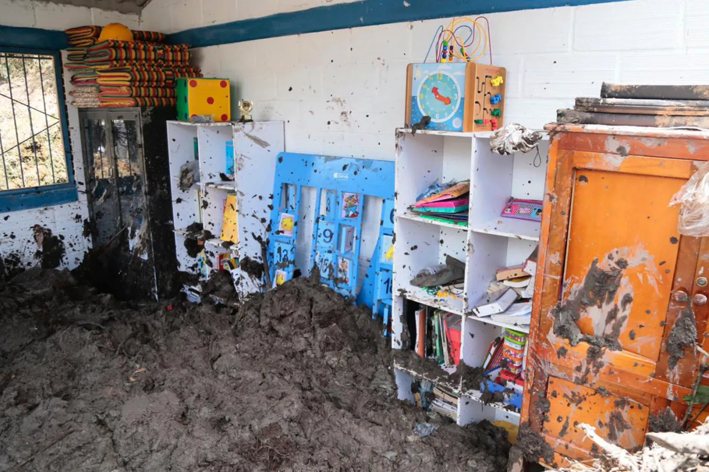 Dramatyczne ulewy w Kolumbii. Kilkoro dzieci uwięzionych w szkole pod osuwiskiem