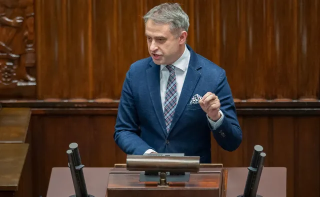 "Nie dbacie o Polaków". Gawkowski uderza w rząd za brak środków z KPO