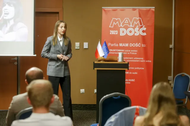 Schreiber pluska się w miejskim basenie. "Nie prowadzę żadnego wystawnego stylu życia"