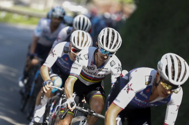 Groźny upadek Juliana Alaphilippe'a na trasie Vuelta a Espana