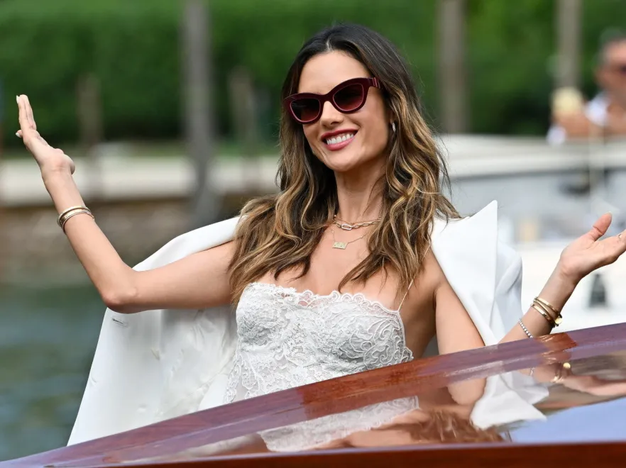 Alessandra Ambrosio 1. dnia Festiwalu Filmowego w Wenecji: Jej czas nie odbiera urody! FOTO