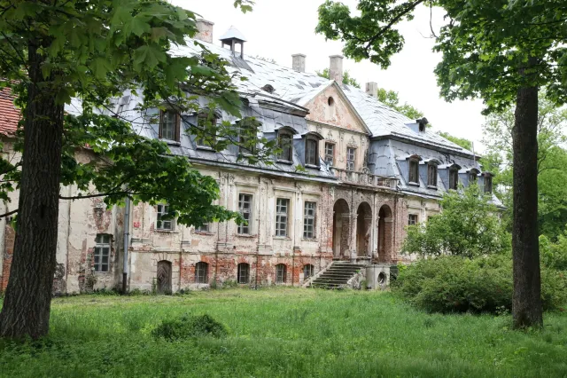 Hitlerowski skarb w polskim pałacu? Na miejscu znaleziono monety [WIDEO]