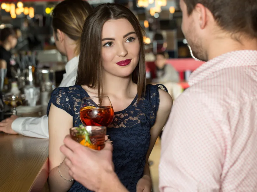 Szarmanckość i komplementy już nie robią wrażenia. Badanie pokazało, jak chcemy teraz randkować