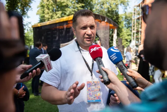 Podręcznik do HiT. Czarnek: Jest cytat w "CK Dezerterzy", jak Kania mówi do von Nogaya...