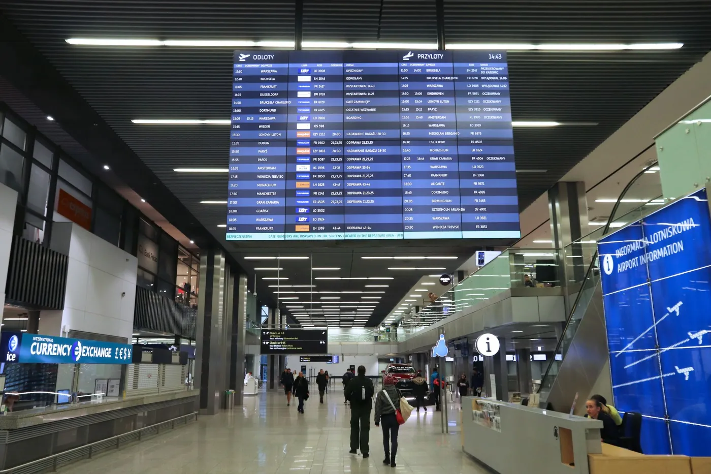 Pijany pasażer zostawił bagaż na lotnisku w Krakowie. Straszył, że podłożył bomby