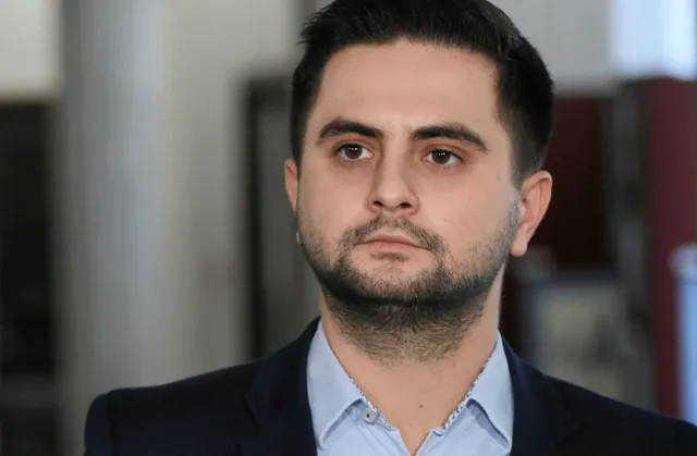 Dymisja wiceministra Kaczmarczyka. W tle huczne wesele i ciągnik