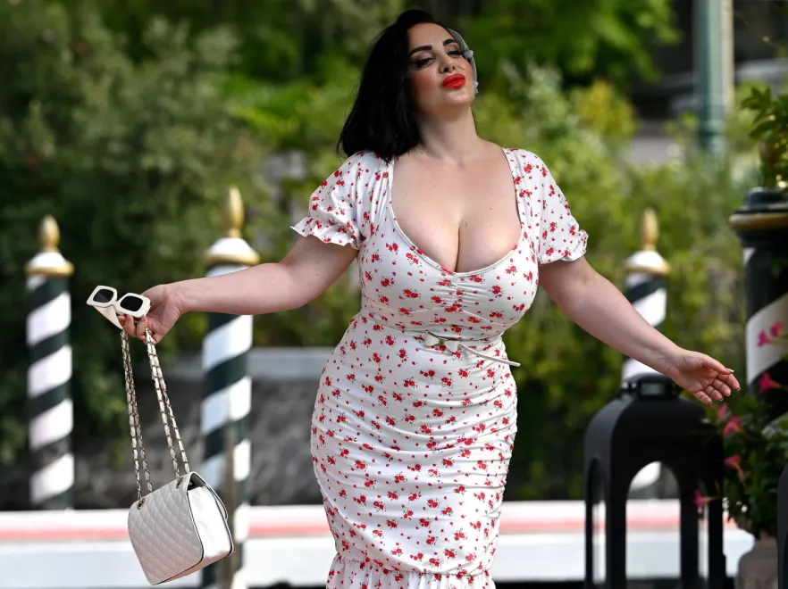 Włoska influencerka plus size podbija czerwony dywan Festiwalu w Wenecji swoimi wdziękami...