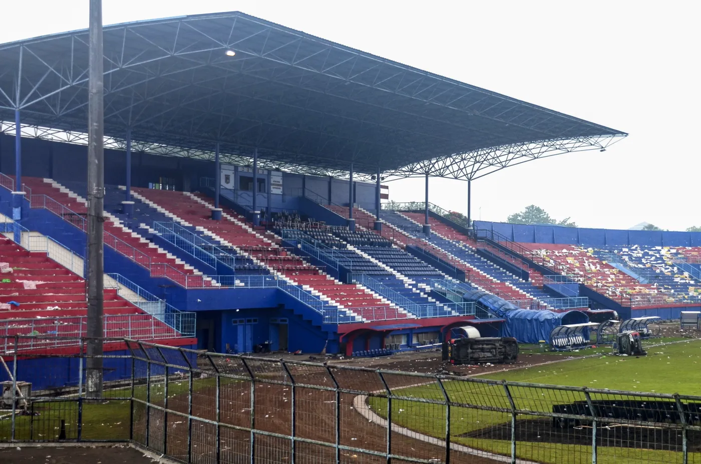 zdemolowany-stadion-37577837.jpg
