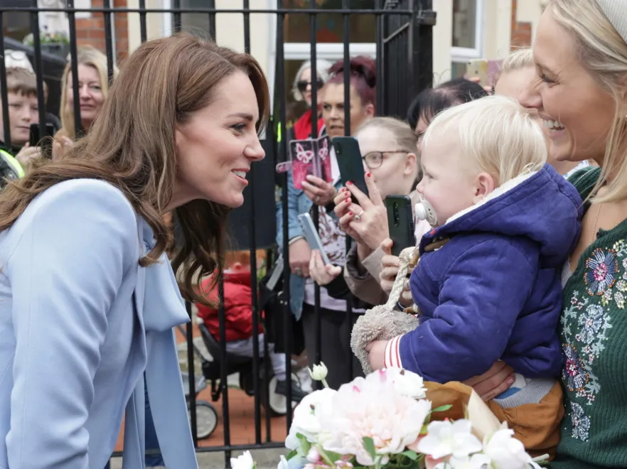 Księżna Kate za barem machająca shakerem - zabawa była przednia! FOTO