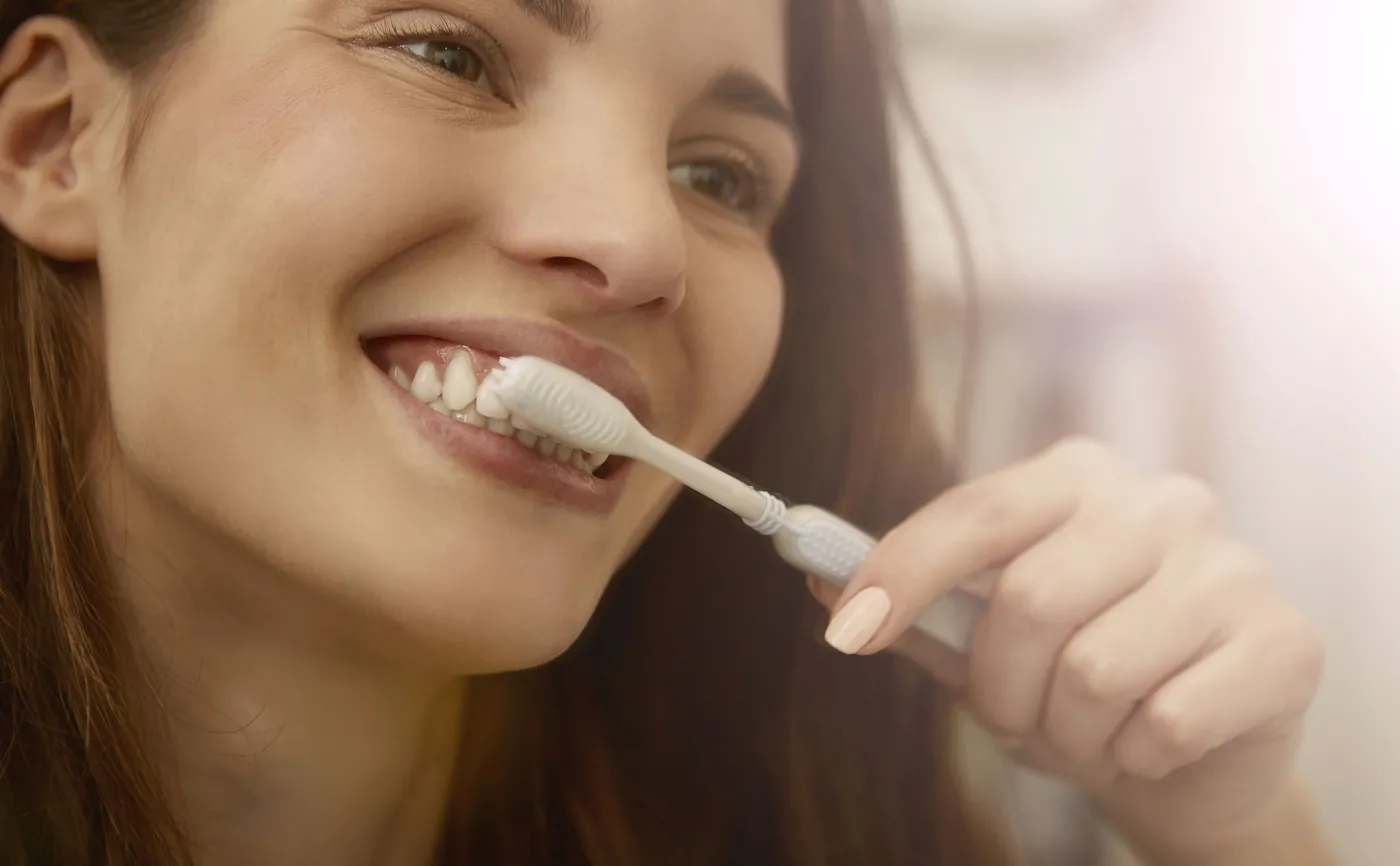 Kobieta myje zęby