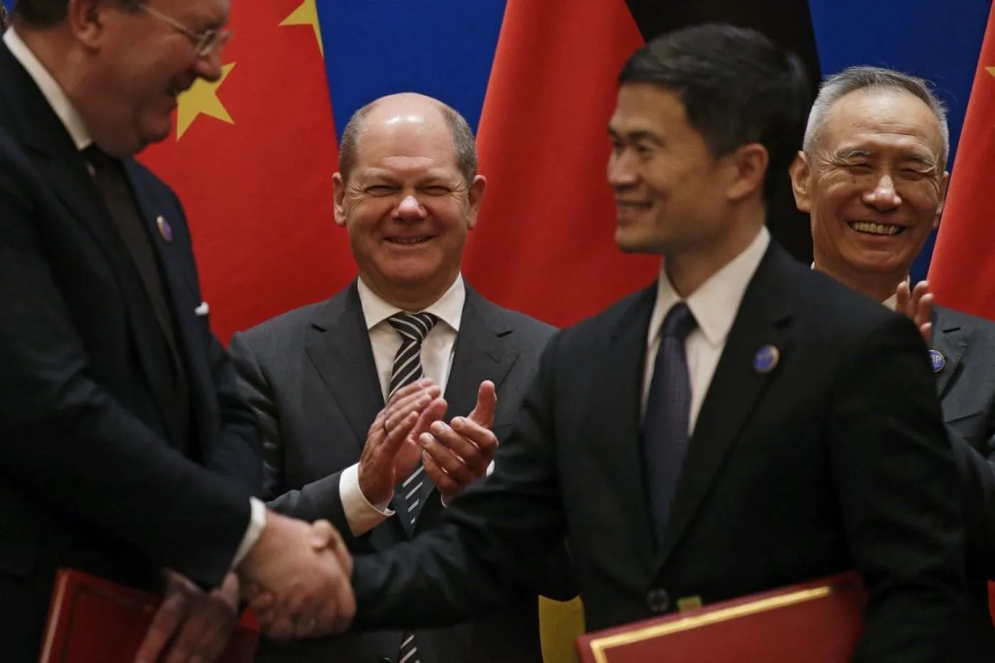 Mimo ostrzeżeń służb wywiadowczych Scholz oddaje Chinom dostęp do portu