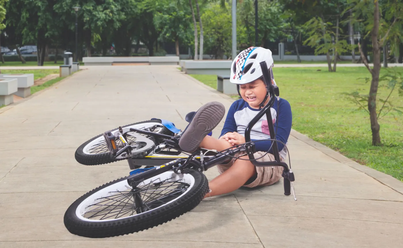 Pęknięcia czaszek, złamania kości... Najczęstsze rowerowe urazy wśród dzieci