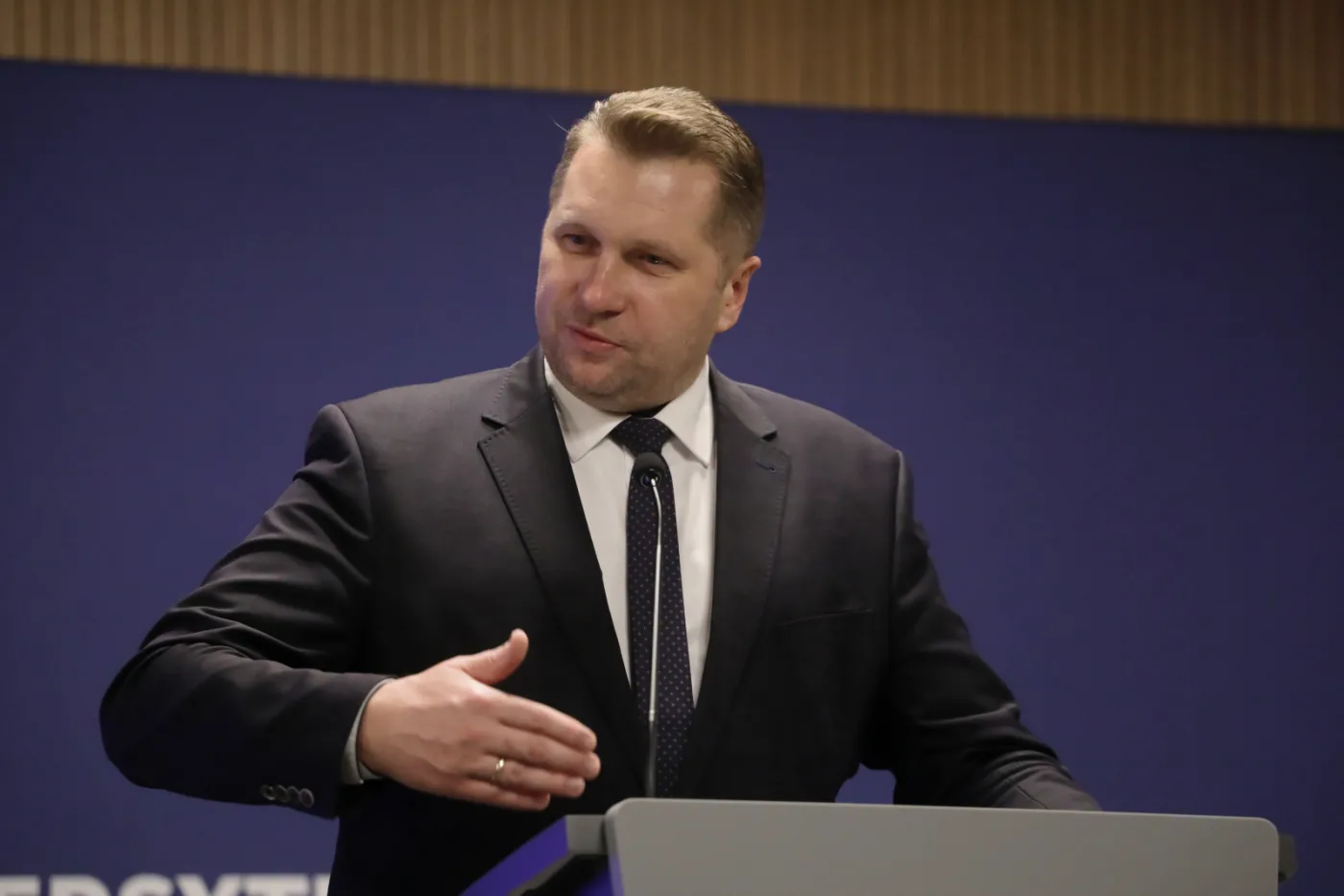 Czarnek bagatelizuje Tęczowy Piątek: Marginalna liczba szkół