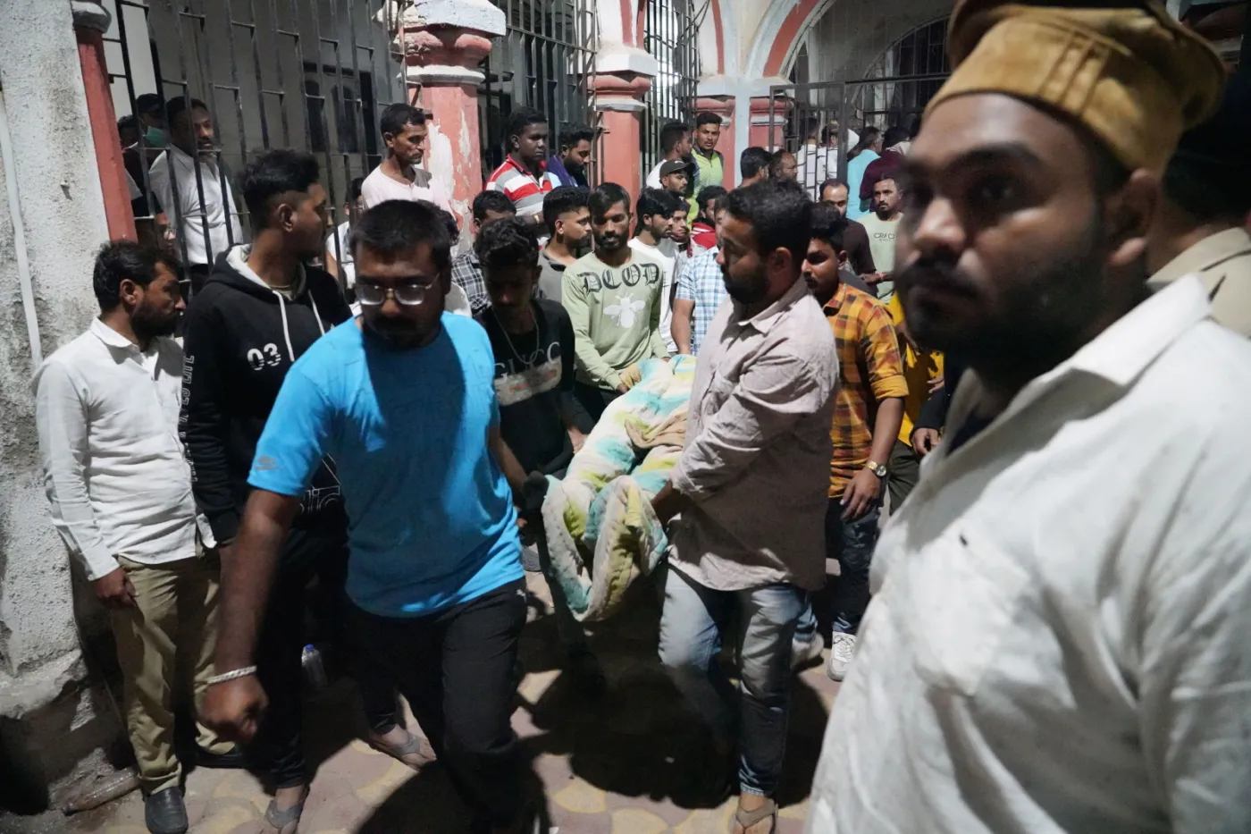 Do 132 wrosła liczba ofiar zawalenia się mostu w stanie Gudźarat