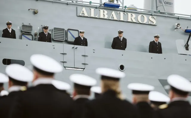 Na ORP Albatros podniesiono banderę. Uroczystość odbyła się w Gdyni w 104. rocznicę utworzenia Marynarki Wojennej