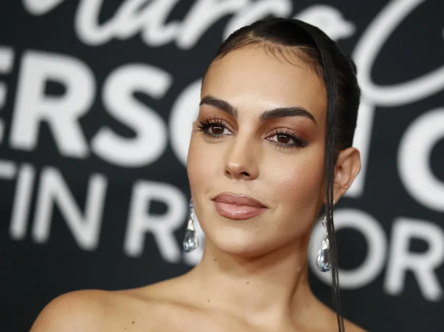 Biust na wierzchu... Georgina Rodriguez w onieśmielającej sukni na dużej gali. FOTO