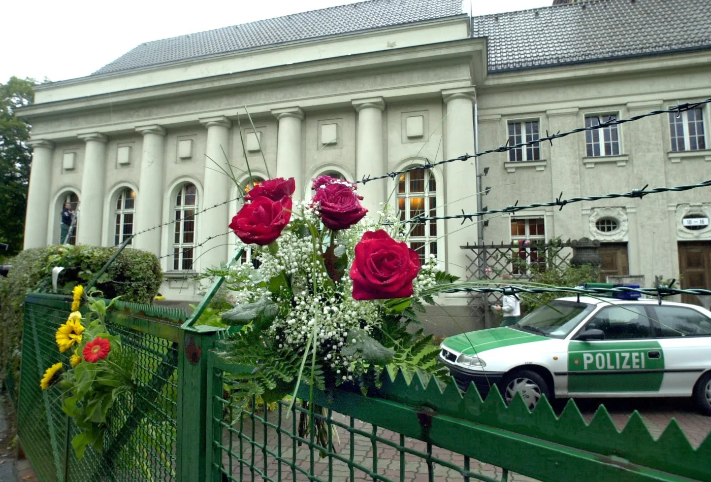 Atak na synagogę w Berlinie, ślady po kulach na drzwiach Domu Rabina w Essen