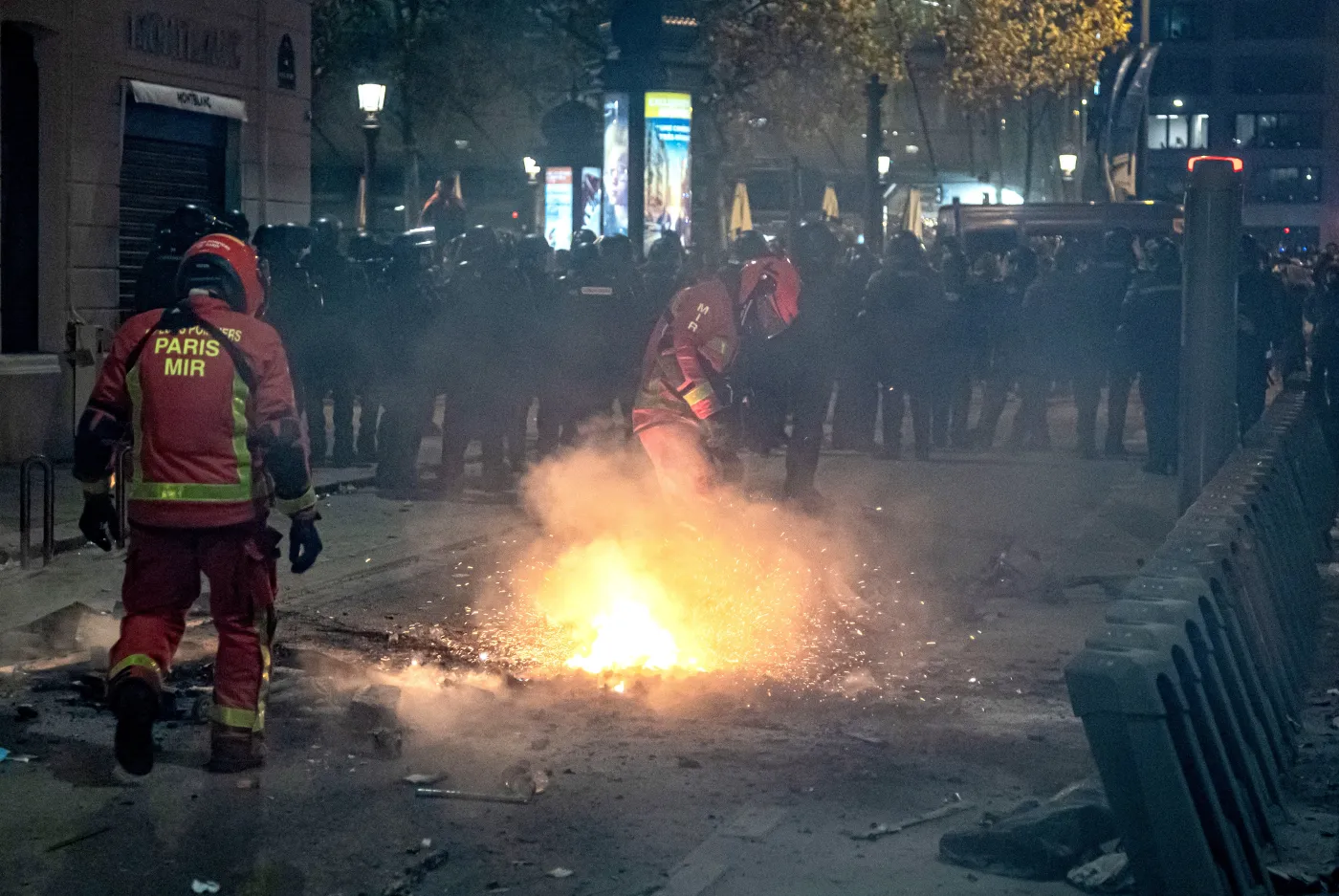 Marokańscy kibice "podpalili" Paryż. Zamieszki w Holandii [FOTO]