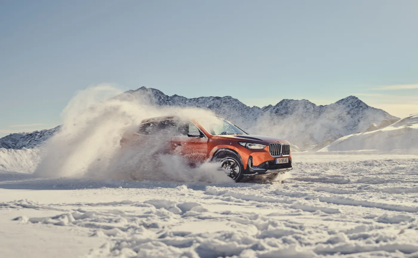 BMW X1 z napędem xDrive daje popis. Na prądzie i paliwie wjedzie nawet na lodowiec